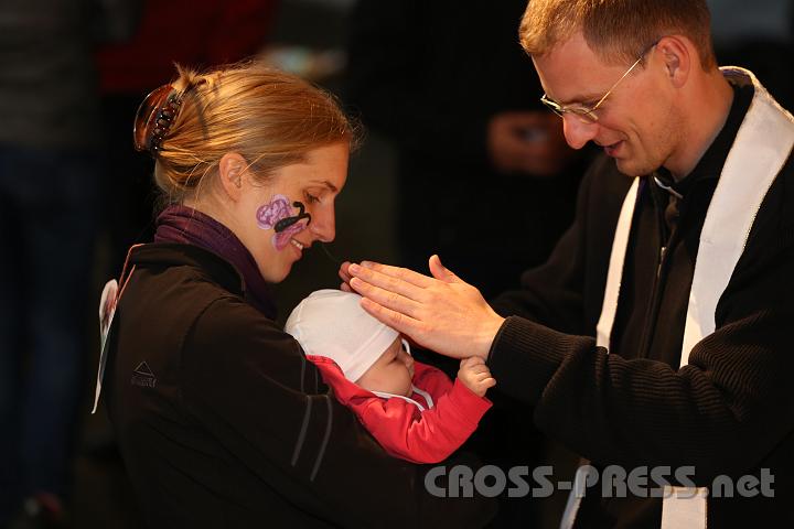 2012.07.21_20.28.12.jpg - Den Primizsegen erteilte der Pöllauer Kaplan MMag. Georg Sallaberger.