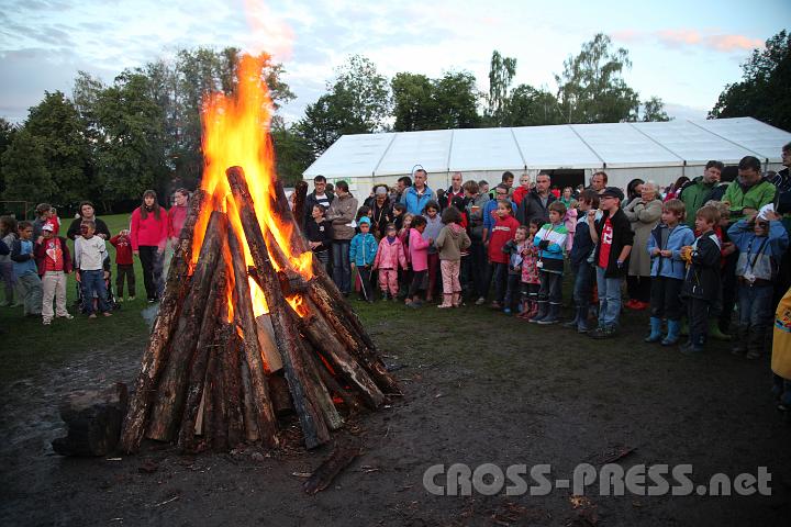 2012.07.21_20.36.13.jpg - Am Abend hörte der sintflutartige Regen auf und alle waren froh, dass sie sich am Lagerfeuer aufwärmen und trocknen konnten. :)
