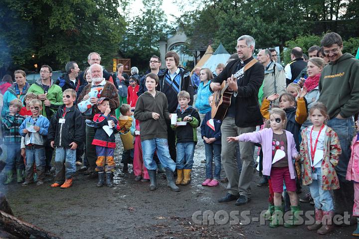 2012.07.21_20.45.27.jpg - Lobpreis kann man überall machen, auch am Lagerfeuer, doch ohne Hw. Andreas Schätzle wäre er nur halb so schön. :)