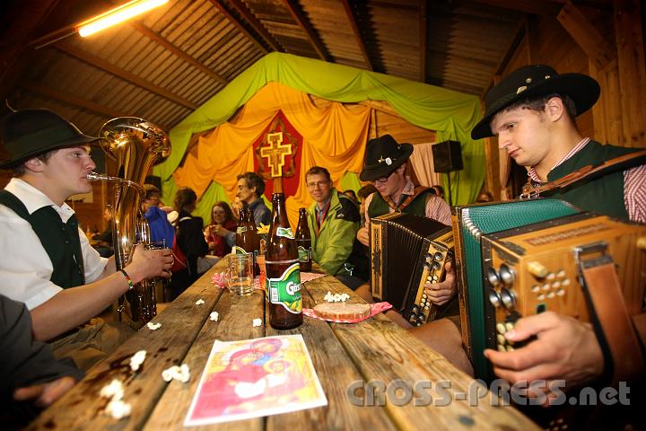 2012.07.21_21.51.00.jpg - Rupert Santner (links) ist einer der 180 Helfer, die eine Woche lang dafür Sorge tragen, dass das Treffen reibungslos verlaufen kann.  Hier sein Beitrag als Steirer Volksmusikant.
