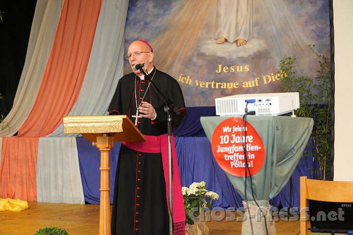 2012.07.22_09.45.02.jpg - Den Impuls am Sonntag gab der Familienbischof der österr. Bischofskonferenz DDr. Klaus Küng zum Motto des heurigen Treffens: "Wähle also das Leben" (Dtn 30,19).