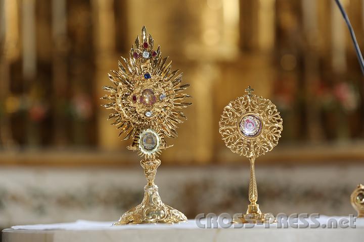 2012.07.22_13.13.39.jpg - Kreuzreliquie und Papst JPII Reliquie.