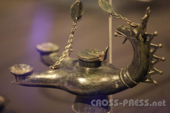 2012.09.07_16.05.53.jpg - Öllampe mit Greifenkopf, Kreuz und Vogel.