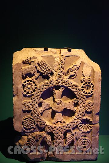 2012.09.07_16.06.25.jpg - Schrankenplatte mit christlichen Symbolen aus dem 10.-11.Jh. In der Mitte der segnende Christus, umgeben von einem kreisförmigen Flechtband. Auf Ihn weisen auch der Weinstock und der Widder hin sowie der Knoten, der als Unheil abwehrendes Zeichen oder als Symbol der Erlösung von der Gebundenheit an die Welt zu deuten ist.