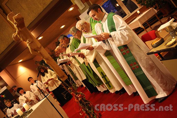 2012.11.18_16.19.09.jpg - Eva und DI Erich Berger, Leiter der Akademie für Familienpädagogik/Schönstatt am Kahlenberg, begrüßen die Familientrainer-Ehepaare und Gäste.
