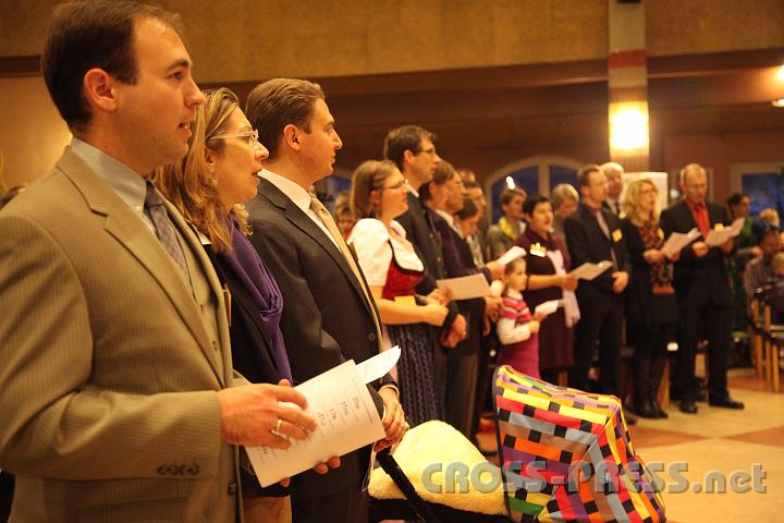 2012.11.18_16.22.00.jpg - Eva und DI Erich Berger, Leiter der Akademie für Familienpädagogik/Schönstatt am Kahlenberg, begrüßen die Familientrainer-Ehepaare und Gäste.