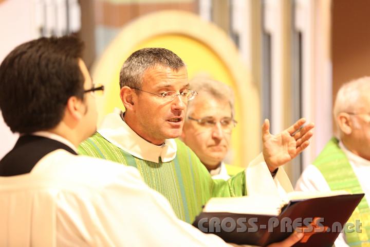 2012.11.18_16.22.28.jpg - Eva und DI Erich Berger, Leiter der Akademie für Familienpädagogik/Schönstatt am Kahlenberg, begrüßen die Familientrainer-Ehepaare und Gäste.