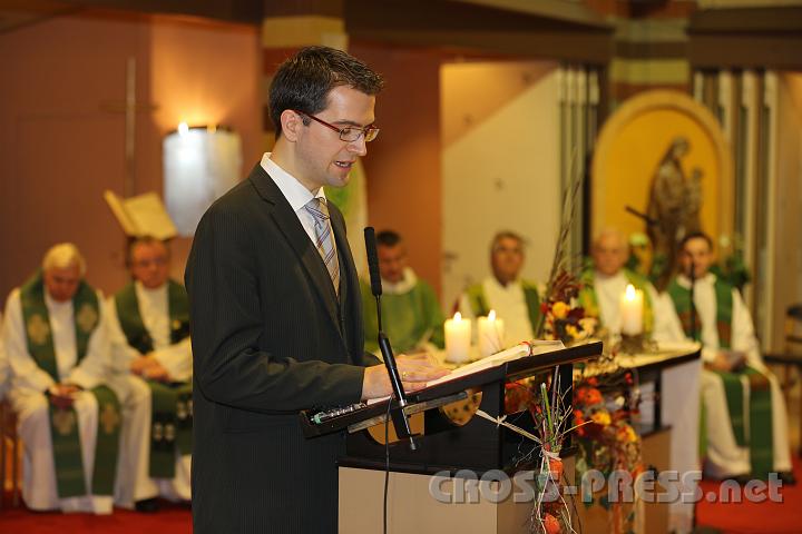 2012.11.18_16.23.37.jpg - Eva und DI Erich Berger, Leiter der Akademie für Familienpädagogik/Schönstatt am Kahlenberg, begrüßen die Familientrainer-Ehepaare und Gäste.