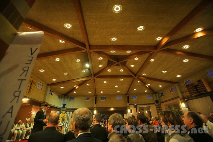 2012.11.18_16.24.52.jpg - Eva und DI Erich Berger, Leiter der Akademie für Familienpädagogik/Schönstatt am Kahlenberg, begrüßen die Familientrainer-Ehepaare und Gäste.