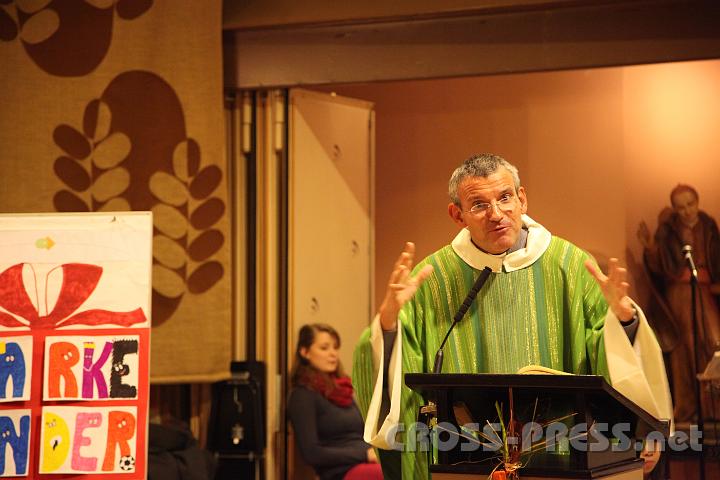 2012.11.18_16.32.02.jpg - Eva und DI Erich Berger, Leiter der Akademie für Familienpädagogik/Schönstatt am Kahlenberg, begrüßen die Familientrainer-Ehepaare und Gäste.
