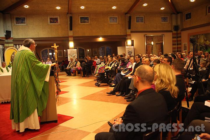 2012.11.18_16.34.51_01.jpg - Eva und DI Erich Berger, Leiter der Akademie für Familienpädagogik/Schönstatt am Kahlenberg, begrüßen die Familientrainer-Ehepaare und Gäste.