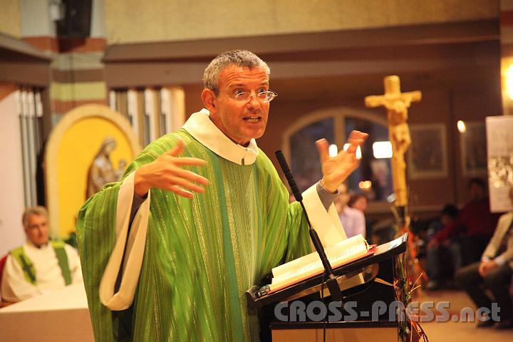 2012.11.18_16.35.44.jpg - Eva und DI Erich Berger, Leiter der Akademie für Familienpädagogik/Schönstatt am Kahlenberg, begrüßen die Familientrainer-Ehepaare und Gäste.