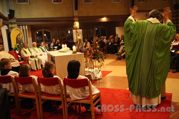 2012.11.18_16.36.41.jpg - Eva und DI Erich Berger, Leiter der Akademie für Familienpädagogik/Schönstatt am Kahlenberg, begrüßen die Familientrainer-Ehepaare und Gäste.
