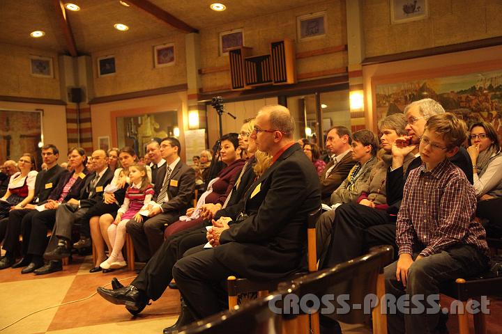 2012.11.18_16.38.15.jpg - Eva und DI Erich Berger, Leiter der Akademie für Familienpädagogik/Schönstatt am Kahlenberg, begrüßen die Familientrainer-Ehepaare und Gäste.