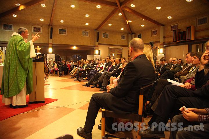 2012.11.18_16.42.06.jpg - Eva und DI Erich Berger, Leiter der Akademie für Familienpädagogik/Schönstatt am Kahlenberg, begrüßen die Familientrainer-Ehepaare und Gäste.