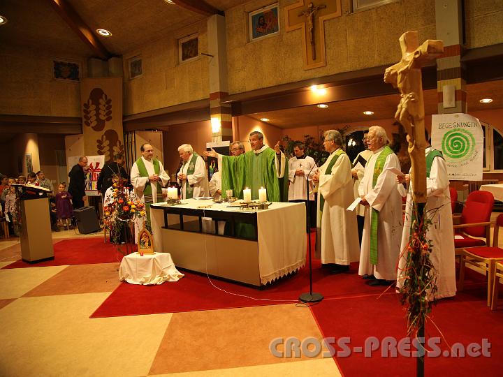2012.11.18_16.50.45.jpg - Eva und DI Erich Berger, Leiter der Akademie für Familienpädagogik/Schönstatt am Kahlenberg, begrüßen die Familientrainer-Ehepaare und Gäste.