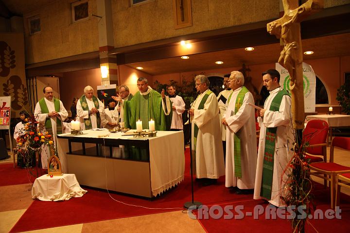 2012.11.18_16.50.56.jpg - Eva und DI Erich Berger, Leiter der Akademie für Familienpädagogik/Schönstatt am Kahlenberg, begrüßen die Familientrainer-Ehepaare und Gäste.