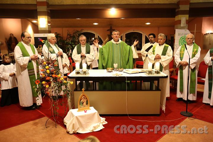 2012.11.18_16.50.59.jpg - Eva und DI Erich Berger, Leiter der Akademie für Familienpädagogik/Schönstatt am Kahlenberg, begrüßen die Familientrainer-Ehepaare und Gäste.