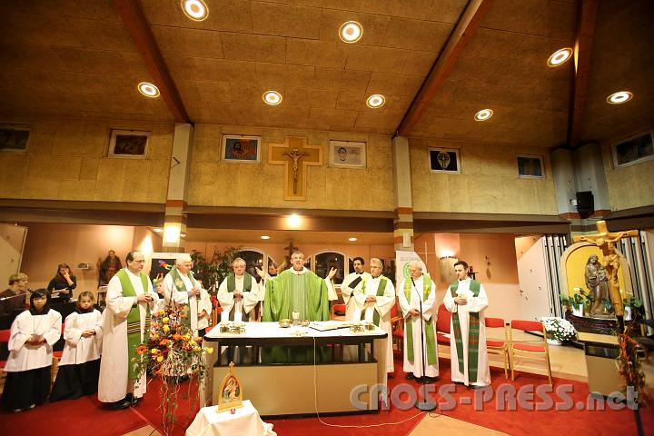 2012.11.18_16.51.41.jpg - Eva und DI Erich Berger, Leiter der Akademie für Familienpädagogik/Schönstatt am Kahlenberg, begrüßen die Familientrainer-Ehepaare und Gäste.