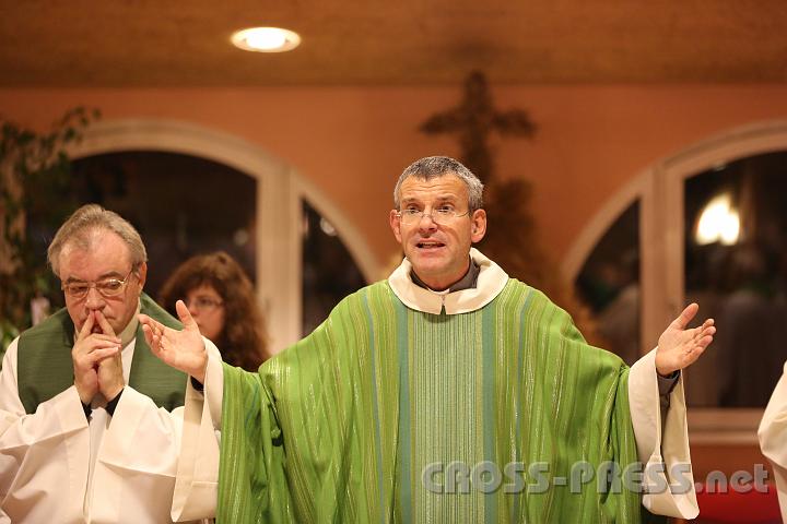 2012.11.18_16.54.47.jpg - Eva und DI Erich Berger, Leiter der Akademie für Familienpädagogik/Schönstatt am Kahlenberg, begrüßen die Familientrainer-Ehepaare und Gäste.