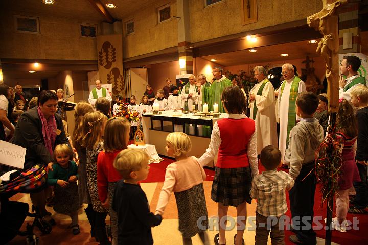 2012.11.18_16.55.11.jpg - Eva und DI Erich Berger, Leiter der Akademie für Familienpädagogik/Schönstatt am Kahlenberg, begrüßen die Familientrainer-Ehepaare und Gäste.