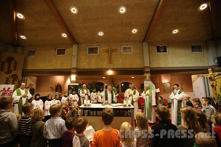 2012.11.18_16.58.01.jpg - Eva und DI Erich Berger, Leiter der Akademie für Familienpädagogik/Schönstatt am Kahlenberg, begrüßen die Familientrainer-Ehepaare und Gäste.