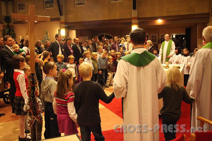2012.11.18_17.01.19.jpg - Eva und DI Erich Berger, Leiter der Akademie für Familienpädagogik/Schönstatt am Kahlenberg, begrüßen die Familientrainer-Ehepaare und Gäste.