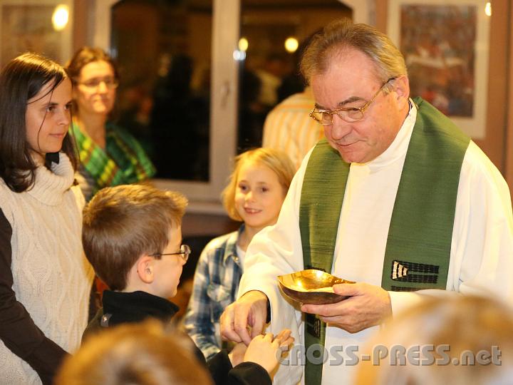 2012.11.18_17.05.37.jpg - Eva und DI Erich Berger, Leiter der Akademie für Familienpädagogik/Schönstatt am Kahlenberg, begrüßen die Familientrainer-Ehepaare und Gäste.