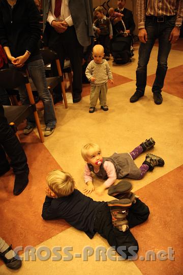 2012.11.18_17.05.45_01.jpg - Eva und DI Erich Berger, Leiter der Akademie für Familienpädagogik/Schönstatt am Kahlenberg, begrüßen die Familientrainer-Ehepaare und Gäste.