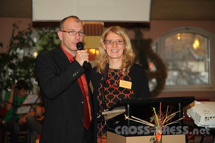 2012.11.18_14.57.54.jpg - Das Begleitehepaar Andreas und Gabriele Zeitlinger bedankt sich bei allen, die sie während der Ausbildungszeit unterstützt haben, besonders bei den Referenten, Kinderbegleitern und den Schönstatt-Marienschwestern.
