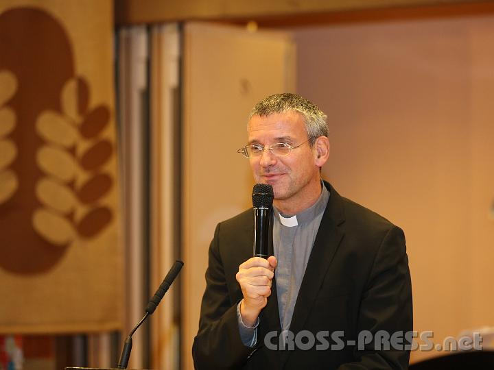 2012.11.18_15.33.56.jpg - Generalvikar Dr.Nikolaus Krasa war gekommen, um die Sendung der Familienakademie-Absolventen vorzunehmen.