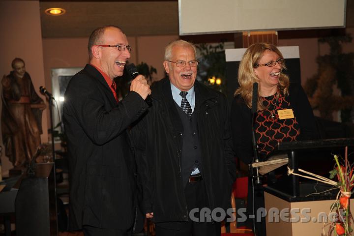 2012.11.18_15.41.20.jpg - Andreas und Gabriele Zeitlinger freuen sich mit Pfarrer P. Erwin Honer.