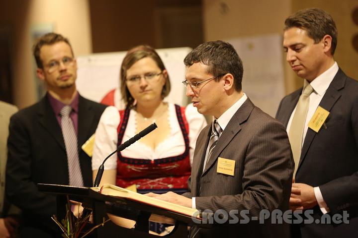 2012.11.18_16.45.00.jpg - Die Fürbitten wurden von den Akademie-Absolventen vorgetragen.