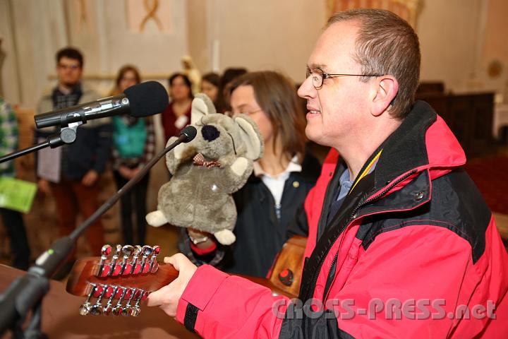 2013.05.04_10.15.13.jpg - Mag. Markus Mucha von der diözesanen Fachstelle "Beziehung-Ehe-Familie" stellt mit Gitarre und Kirchenmaus die Gruppe für das Kinderprogramm vor.