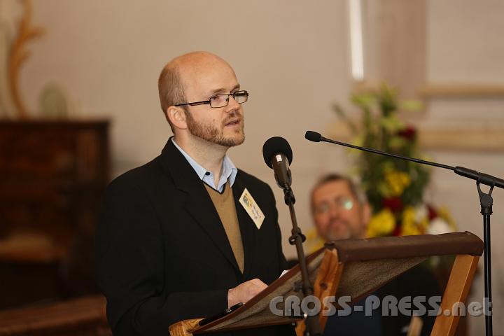 2013.05.04_11.20.44.jpg - Herbert Heigl erläutert die Aufgabe der Männer, "ihre Frauen zu lieben wie Christus seine Kirche geliebt hat", für die ER sogar sein Leben hingab: ER gibt die Richtung vor, zeigt in Seiner Hirtenfunktion ganz klar auf, wer die Verantwortung trägt.