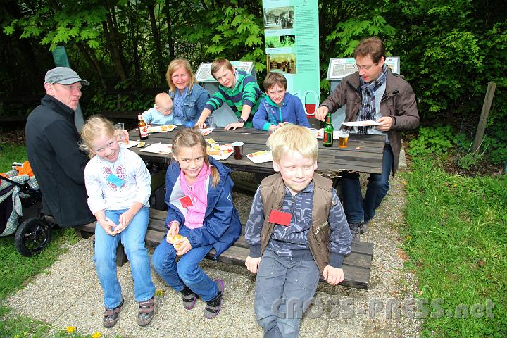 2013.05.04_12.22.23.jpg - Familientisch im Grünen