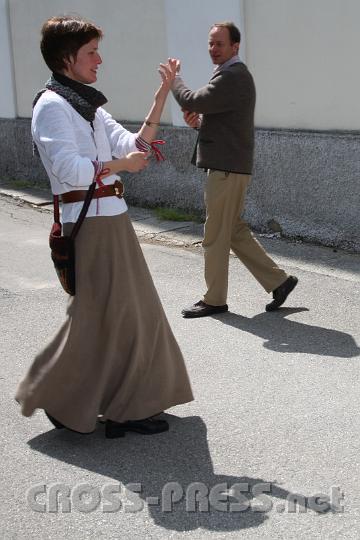 2013.05.04_13.05.25_01.jpg - Schattentanz - gerade erfunden und einstudiert von Marianne und Stefan.