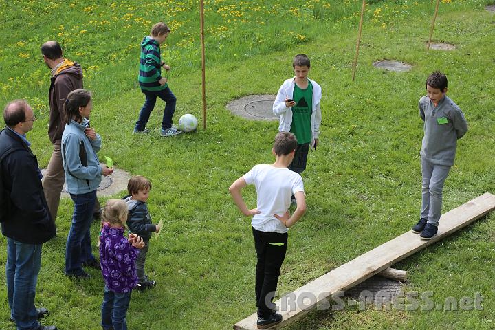 2013.05.04_13.30.25.jpg - Was ist kreativer: Spielen mit dem Handy, mit dem Fußball oder Gleichgewichtsübungen auf der Wippschaukel ?