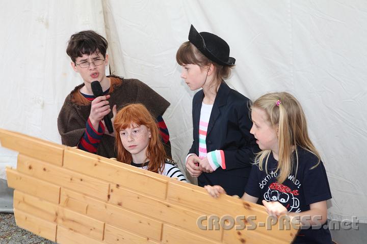 2013.05.04_14.07.49.jpg - Beim "Bunten Jahrmarkt" spielten Kinder zweier Familien die Geschichte des Jona, der seiner Mission nicht entkommen kann.