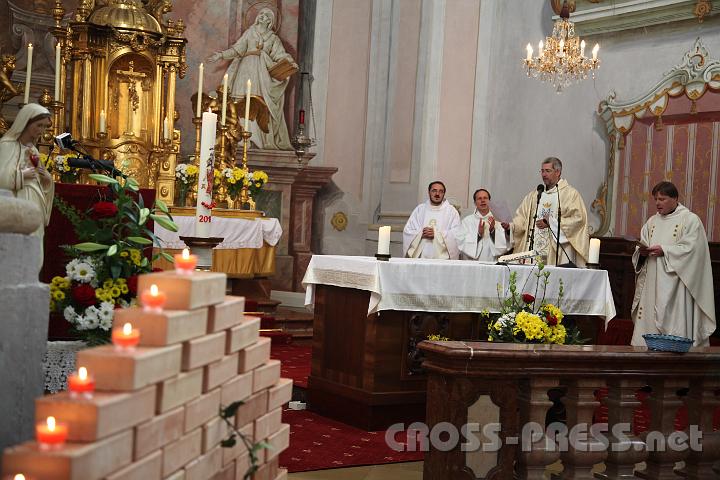 2013.05.04_16.25.23.jpg - Maria steht hinter der Klagemauer: die Mutter Jesu beklagt sich nie. " Nehmen auch wir sie an als unsere Mutter und auf in unsere Familien, als Königin unseres Lebens.  Lassen wir uns von ihr formen und lehren, Mitarbeiter Gottes zu werden!", sagt Andreas Schätzle.