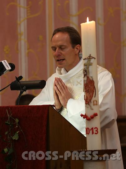 2013.05.04_16.42.46.jpg - Diakon Stefan Lebesmühlbacher las die Fürbitten.