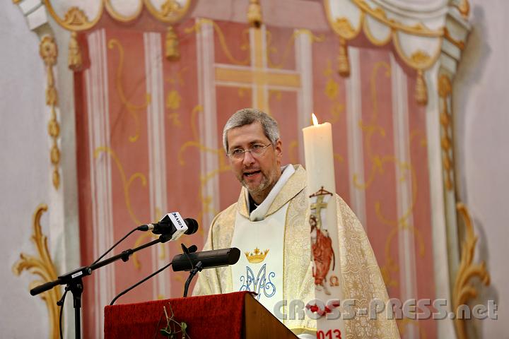 2013.05.04_16.45.37_01.jpg - Andreas Schätzle nennt in seiner Predigt die Geschichte von der Hochzeit in Kanaa "das Ehe-Erneuerungsevangelium schlechthin", denn ein Fest ohne Wein sei ein Gleichnis für ein Leben, in dem Freude, Sinn und Liebe versiegt seien. Wenn wir uns in einer solchen Situation an die Worte Mariens halten: "Was er euch sagt, das tut!", dann werde auch in unserer Ehe das Wunder der Erneuerung geschehen.