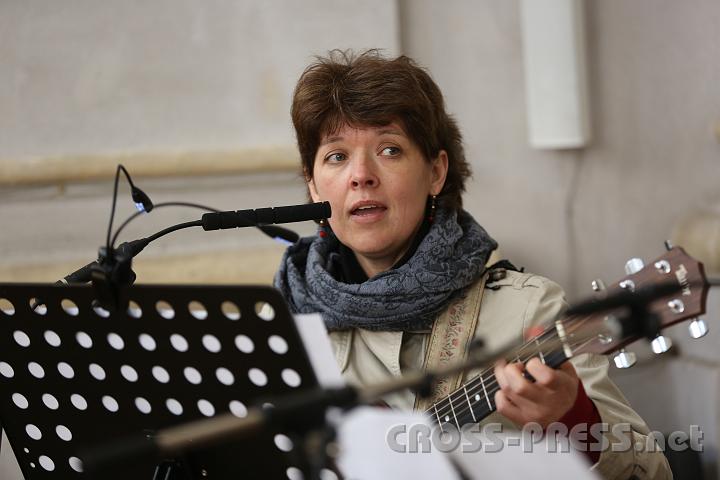 2013.05.04_17.06.27.jpg - Christa Pfenningberger an der Gitarre.
