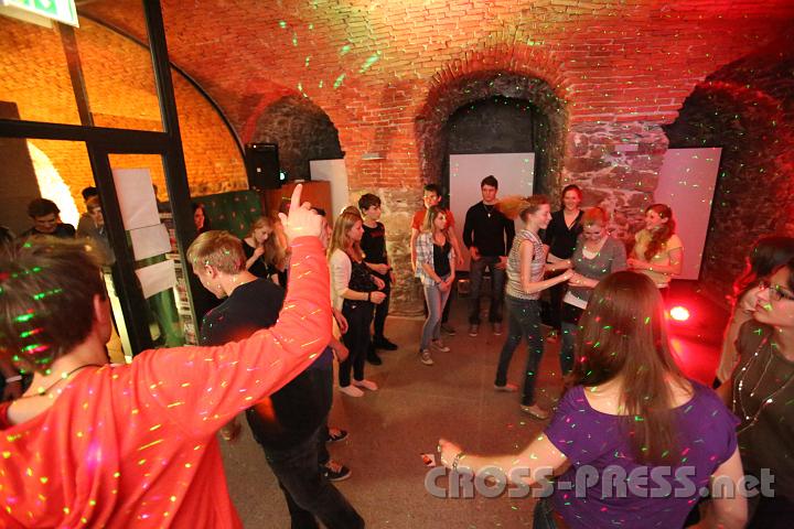 2013.06.01_00.00.15_01.jpg - "Christliche Disco" in den Katakomben der Karmeliterkirche.