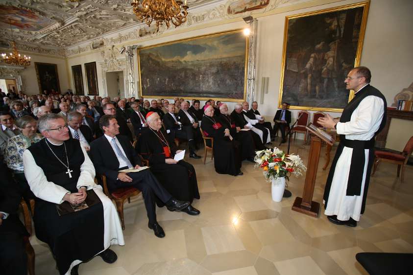GrundSteinLegung für den HochSchul-AusBau Für Wissenschaftsminister Univ.-Prof. Karlheinz Töchterle gilt Theologie noch immer als Regina Fakultatum.