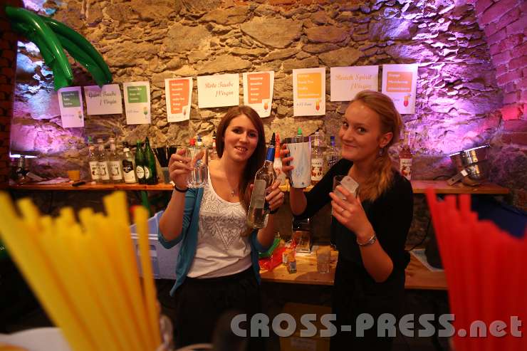 2013.09.27_22.42.17.jpg - Cocktailbar mit "Profi"-Mixerinnen.  :)