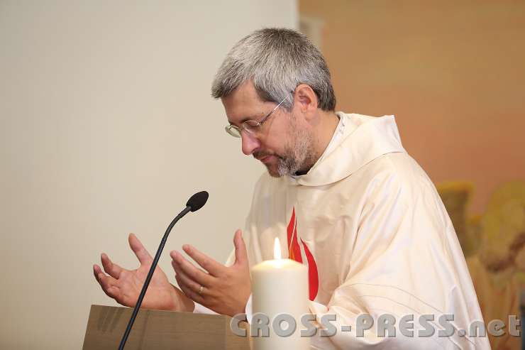 2013.10.06_11.40.37.jpg - Hw. Andreas Schätzle bei  seiner Predigt.