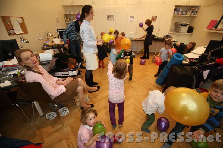 2013.10.06_13.13.53_01.jpg - Loretto Büro als Kindergarten :)