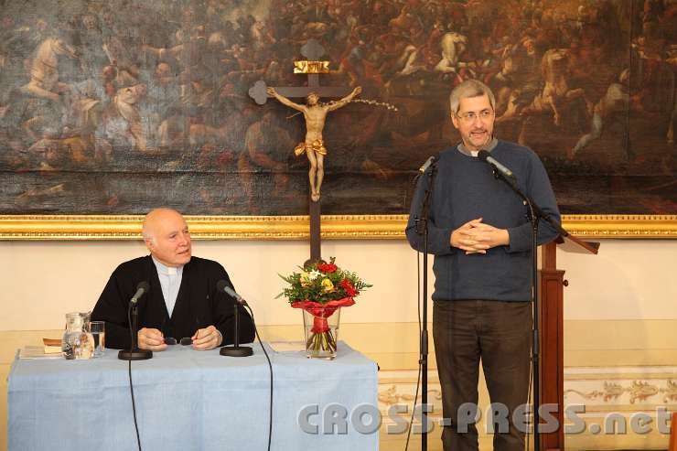 2014.01.18_10.00.35.jpg - Programmdirektor Andreas Schätzle kündigt das Vortragsthema des Referenten P. Leo Maasburg an: "Neuer Papst, neue Kirche?".