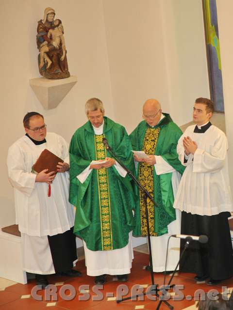 2014.01.18_11.54.27_01.jpg - Bei der Messe in der Kapelle der Phil.-Theol.Hochschule Benedikt XVI.